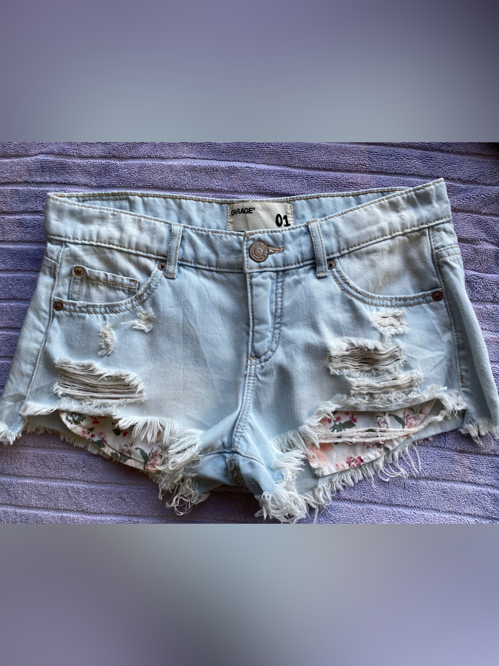 Garage Distressed Festival Denim Shorts w/ Floral Pockets - Size 01